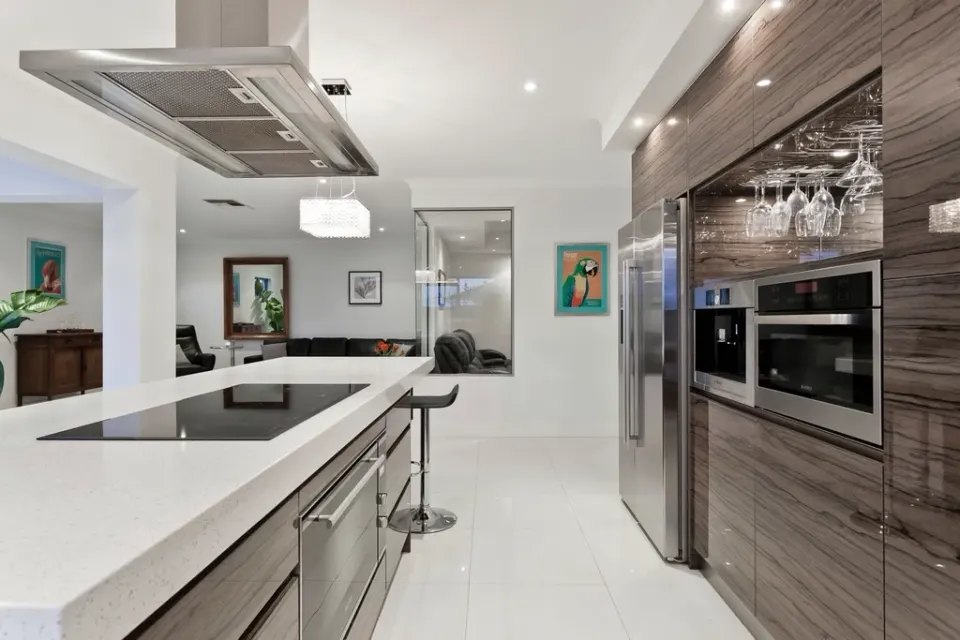 One-bedroom condo, Ari